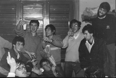 Grupo de amigos. Ojos Negros.