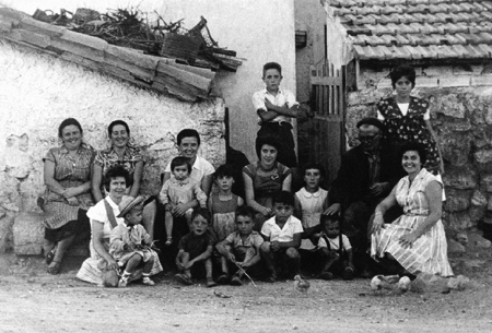 Grupo familiar en la estaciÃ³n. Ojos Negros.