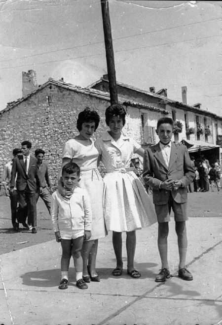 Vecinos de Ojos Negros en las calles de la localidad.