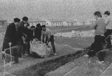 Primera piedra de la Casa de Todos. Ojos Negros.
