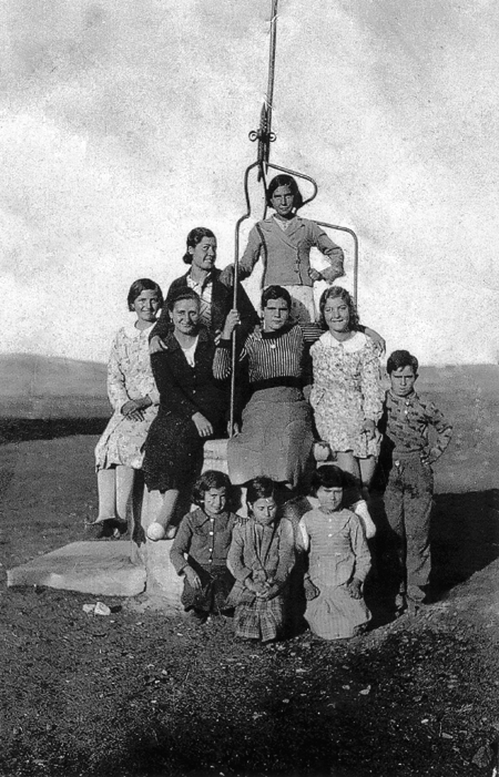 NiÃ±os junto al pozo. Aprox. 1937. Ojos Negros.