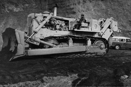 Bulldozer dedicado al movimiento de esteril. AÃ±o 1969. Ojos Negros.