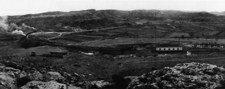 Un tren de mineral ascendiendo al puerto de EcandÃ³n, tras pasar por la etaciÃ³n de Los BaÃ±os (Terue).