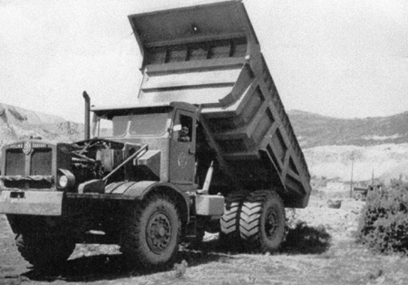 CamiÃ³n descargando. Aprox. 1962. Ojos Negros.
