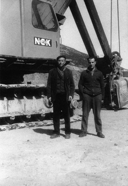 Mineros junto a la pala excavadora. AÃ±o 1964. Ojos Negros.