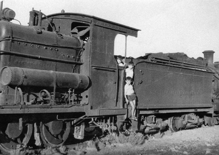 NiÃ±os en la locomotora Garrat. AÃ±o 1967. Ojos Negros.