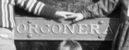 Antiguo cartel con el nombre de la locomotora. Ojos Negros.