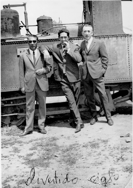Tres hombres junto a una locomotora. Ojos Negros.