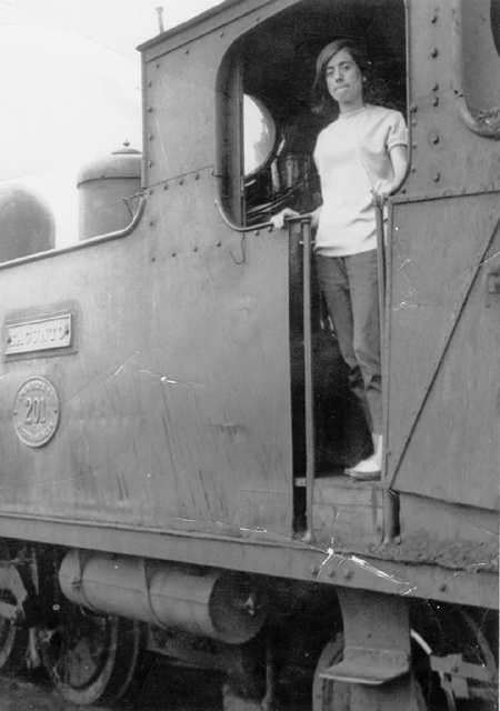 Una mujer en una locomotora. Ojos Negros.