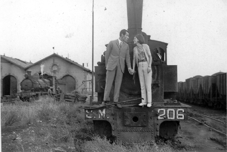 Retrato de pareja sobre una locomotora. Ojos Negros.