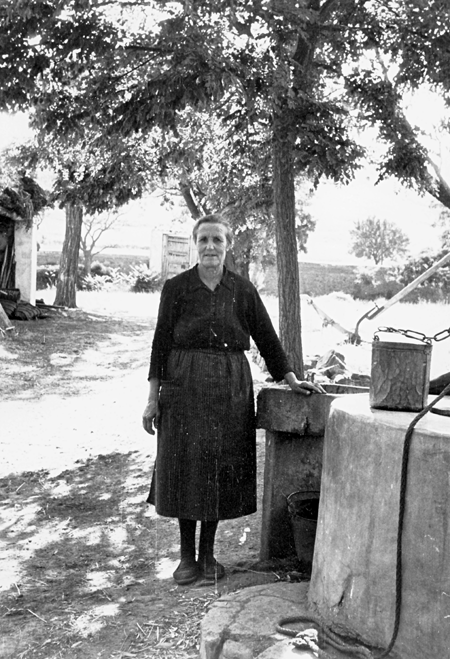 Felisa en la huerta de Tornos.