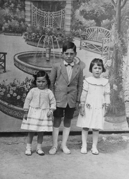 Retrato de niÃ±os delante del lienzo. Tornos