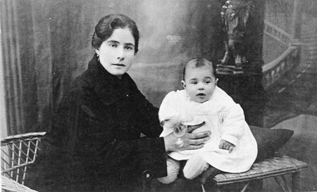 Mujer con su hijo. Tornos