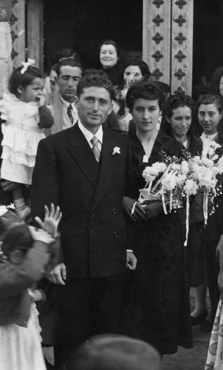 Novios en la puerta de la iglesia. Tornos