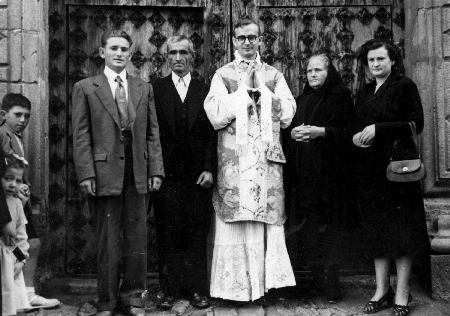 Sacerdote y fieles antes del cante de misa. Tornos