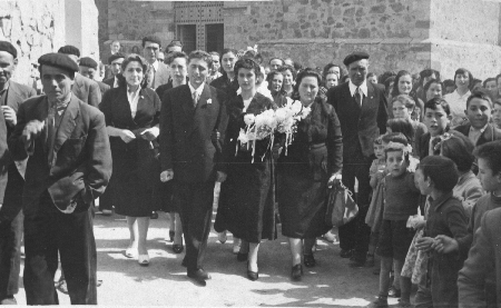 Novios a la salida de la iglesia. Tornos
