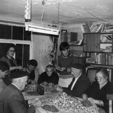 Gente esbrinando. Tornos