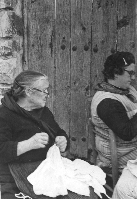 Vecinas cosiendo al sol. Tornos