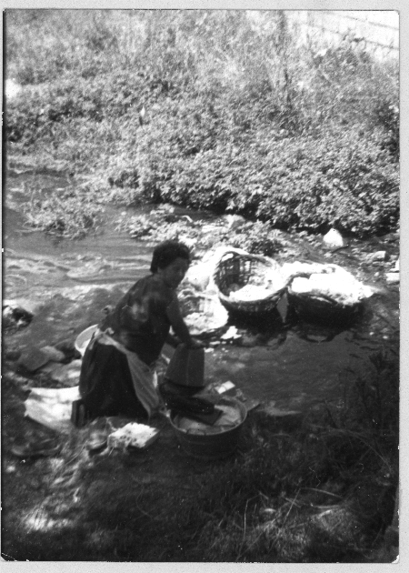 Lavando en el rÃ­o. Tornos