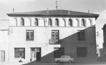 Escuelas Nacionales en la Plaza Mayor de Monreal.