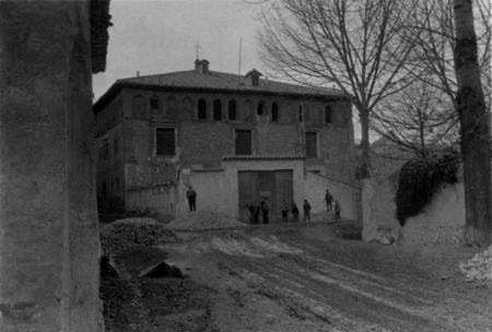 Calle en obras y Colegio La Salle. Monreal del Campo.