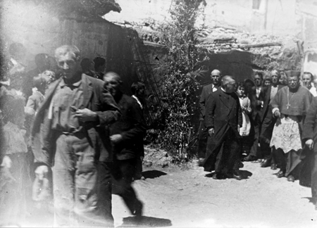 Visita del obispo en Tornos.