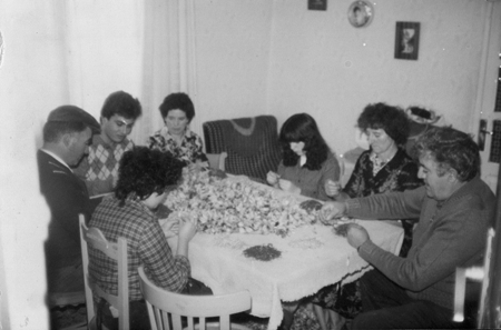 Familia esbrinando en casa. Pozuel