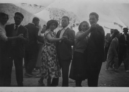 Parejas en el baile. Torralba de los Sisones.