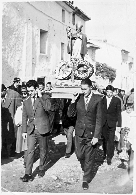 ProcesiÃ³n en las calles de Torralba de los Sisones.