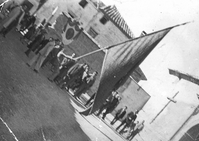 Grupo con la bandera en Torralba de los Sisones.