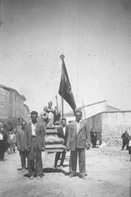 Grupo en procesiÃ³n. Torralba de los Sisones.
