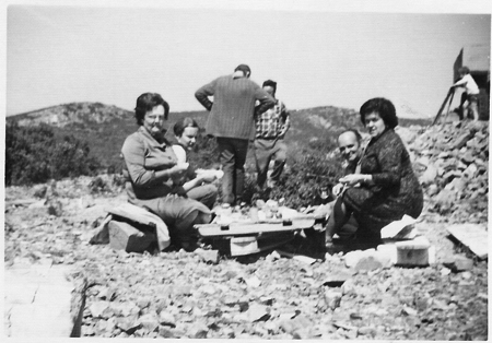 Vecinos de Torralba comiendo en un dÃ­a de campo. Torralba de los Sisones.
