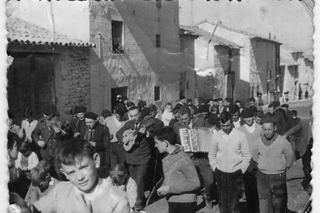 Vecinos de Torralba de los Sisones en procesiÃ³n.