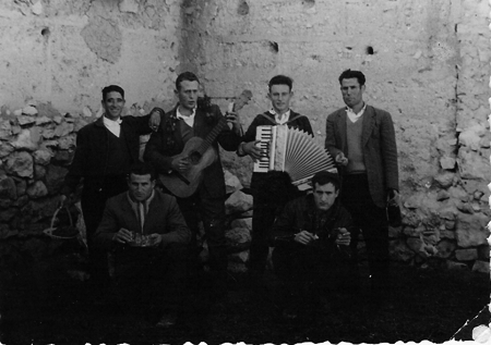 JÃ³venes con guitarra y acordeÃ³n en las fiestas. Torralba de los Sisones.