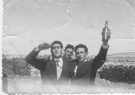 Tres jÃ³venes de fiesta. Torralba de los Sisones.