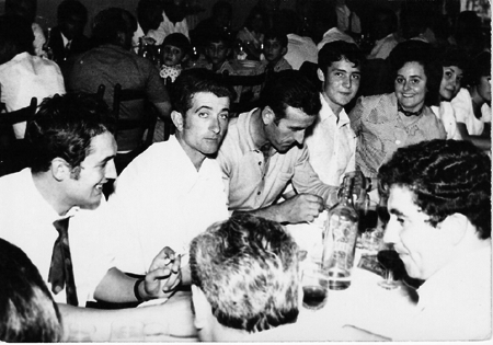 Vecinos de Torralba de los Sisones celebrando una comida.