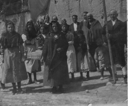 Grupo en procesiÃ³n. Torralba de los Sisones.