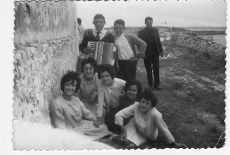 Grupo de vecinos de Torralba de los Sisones tocando el acordeÃ³n.