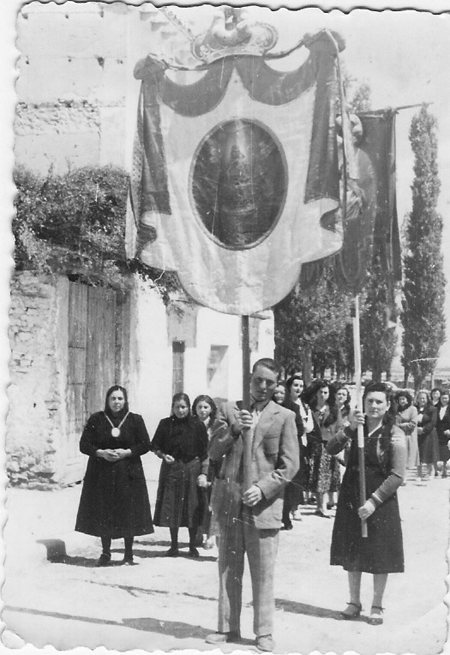 Grupo de vecinos de Torralba de los Sisones con un estandarte.