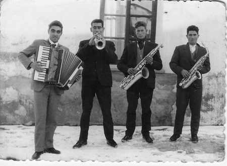 Cuatro jÃ³venes tocando instrumentos. Torralba de los Sisones.