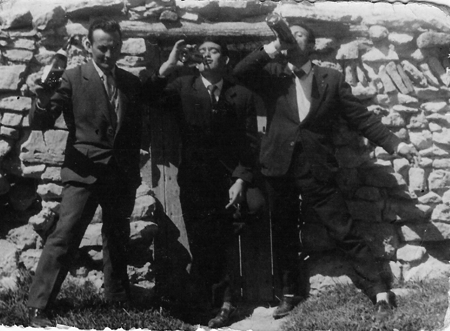 Tres jÃ³venes bebiendo en la calle. Torralba de los Sisones.
