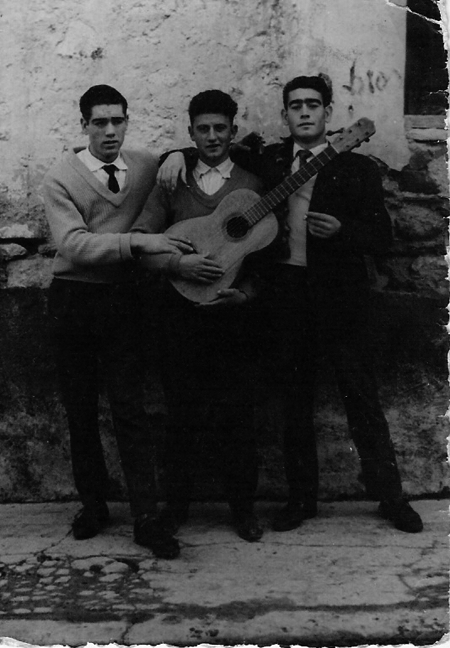 Tres jÃ³venes con una guitarra. Torralba de los Sisones.