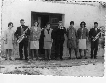 Grupo de vecinos de Torralba de los Sisones tocando instrumentos.