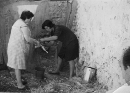Dos mujeres  trabajando. Torralba de los Sisones.