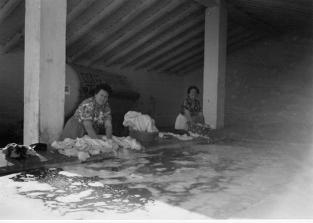 Mujeres lavando ropa en el lavadero. Torralba de los Sisones.