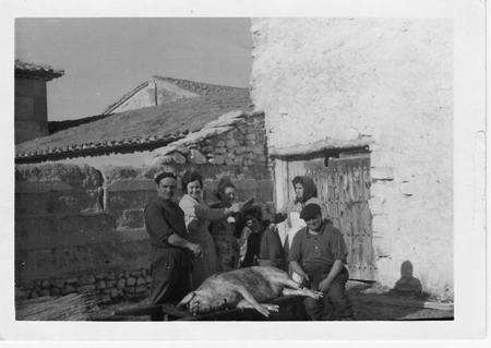 Familia en un dÃ­a de matanza. Torralba de los Sisones.
