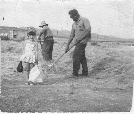 Dos hombres y una niÃ±a trabajando en el campo. Torralba de los Sisones.