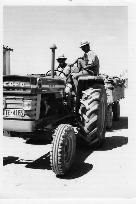 Hombres sobre un tractor. Torralba de los Sisones.
