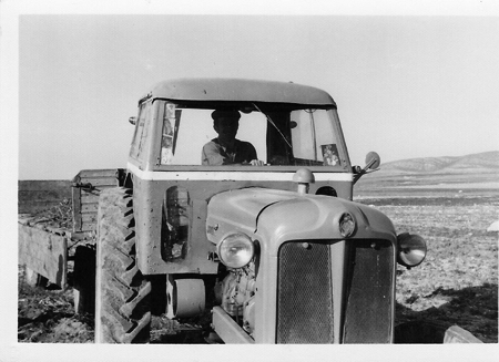 Hombre conduciendo un tractor. Torralba de los Sisones.