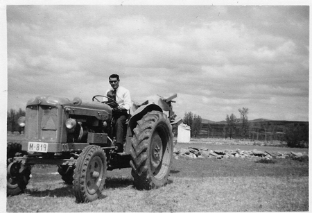 Hombre sobre tractor. Torralba de los Sisones.